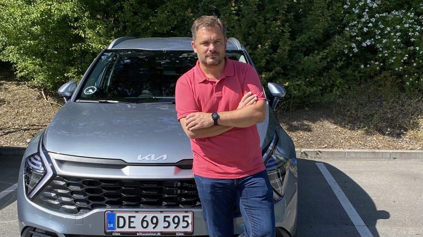 Frederik K. Frydendal-Oesten foran sin Kia Sportage Plug-in hybrid