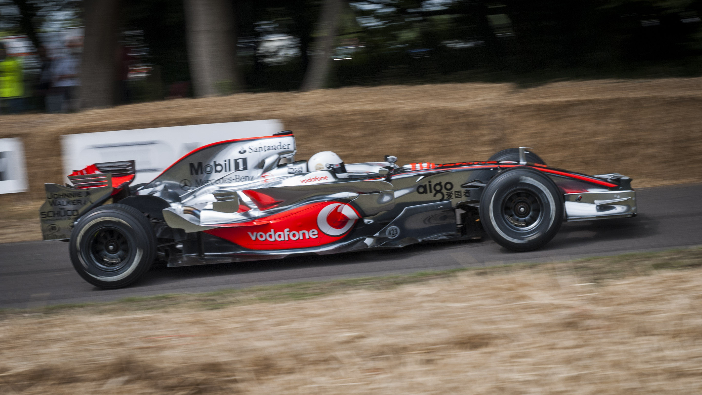 Kevin Magnussen bag rattet i en McLaren-Mercedes MP4/23 racerbil den 12 juli 2013
